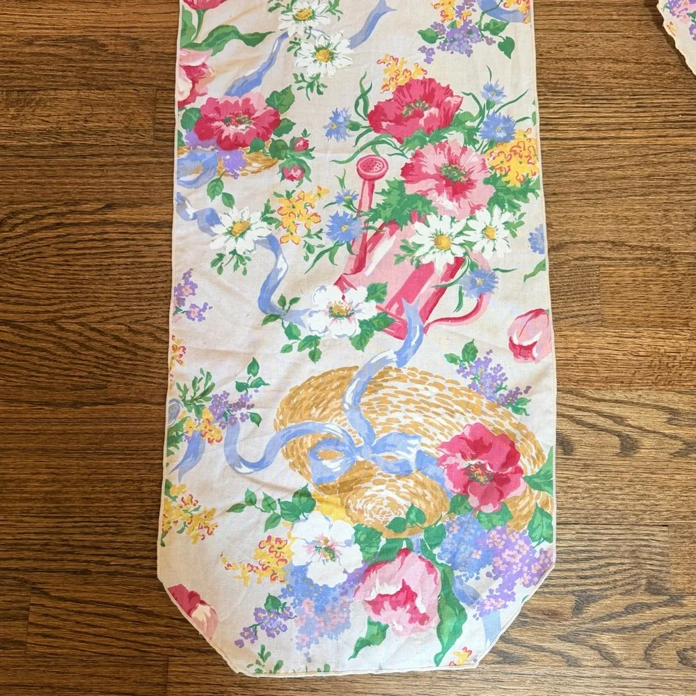 Vintage CottageCore Floral Table Runner and Napkins Set of 4 | vintage linens